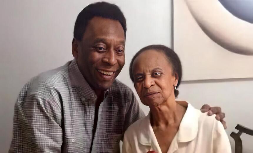 Mãe de Pelé ao lado do jogador segurano um bolo