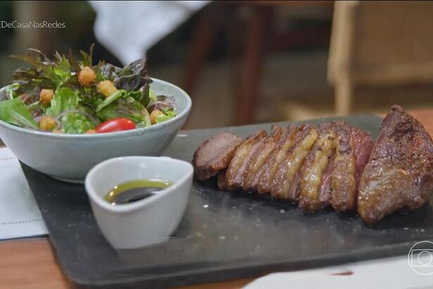 Picanha e salada com pipoca de queijo coalho no balcão do É de Casa