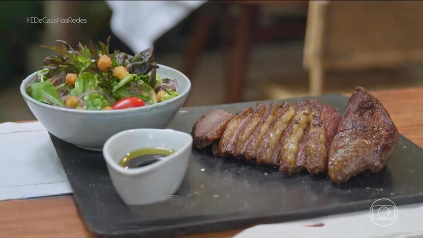 Picanha e salada com pipoca de queijo coalho no balcão do É de Casa