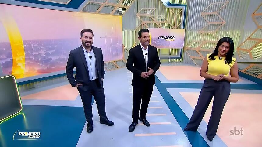 Felipe Malta, Darlisson Dutra e Daniele Brandi sorrindo no cenário do Primeiro Impacto