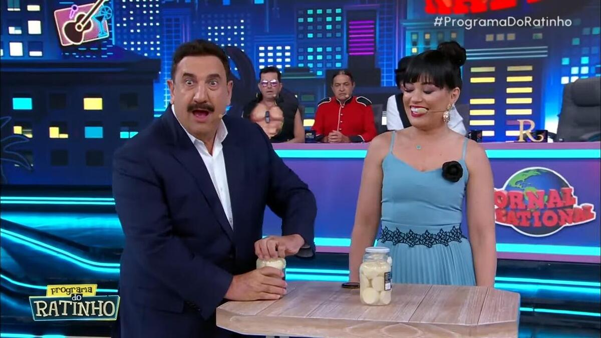 Ratinho fica surpreso ao abrir pote de conserva no Programa do Ratinho