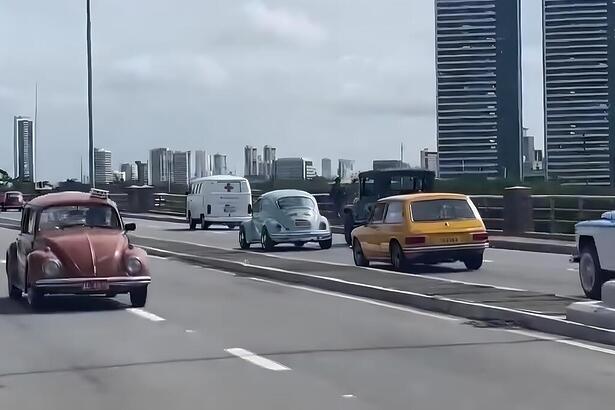 Carros antigos passando em ponto interditada do Recife em gravação do filme O Agente Secreto com Wagner Moura