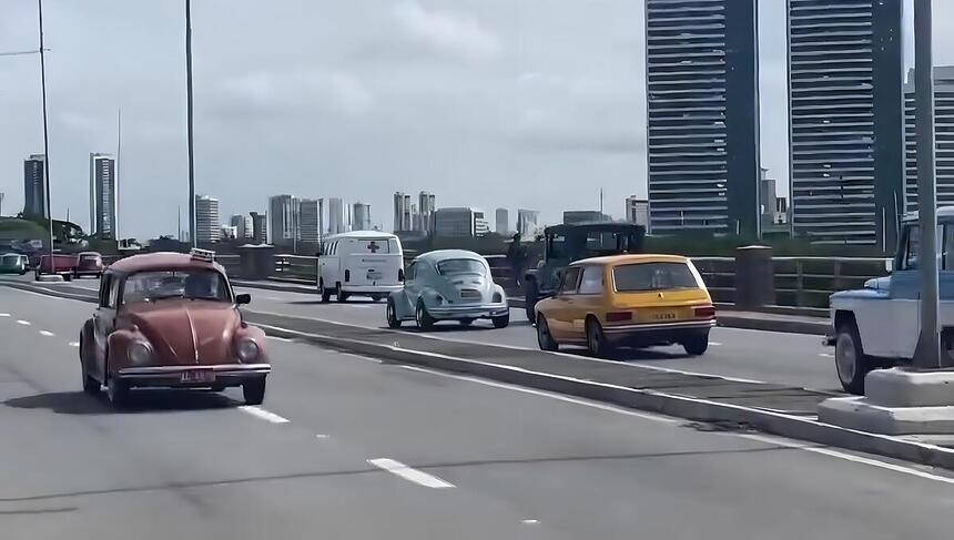 Carros antigos passando em ponto interditada do Recife em gravação do filme O Agente Secreto com Wagner Moura