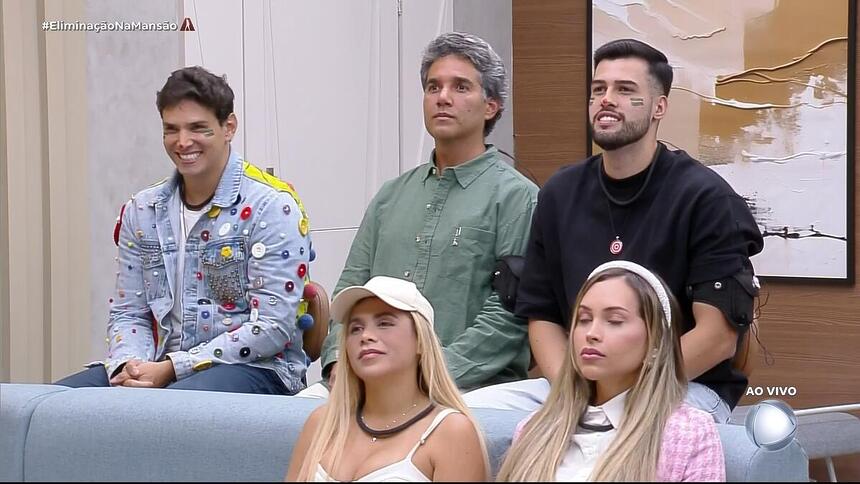 Bruno Cardoso, Fernando Sampaio, Kaio Perroni sentados no banquinho da sexta Zona de Risco do A Grande Conquista 2