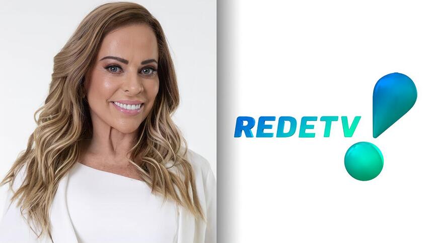 Christina Rocha sorrindo ao lado do logo da RedeTV!