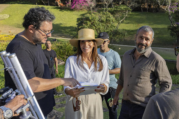 Gustavo Fernández dirige Malu Mader e Marcos Palmeira nos bastidores de gravação de Renascer