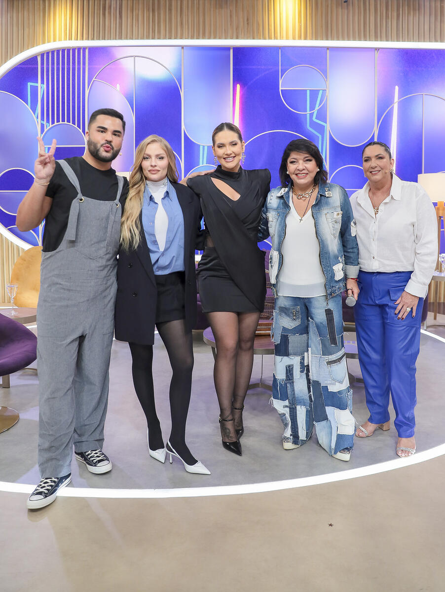 Lucas Guedez, Luisa Sonza, Virginia, Roberta Miranda e Margareth Serrão no palco do Sabadou com Virginia