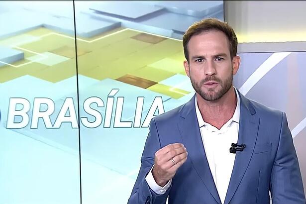 Daniel Adjuto levanta a mão com semblante sério no SBT Brasília