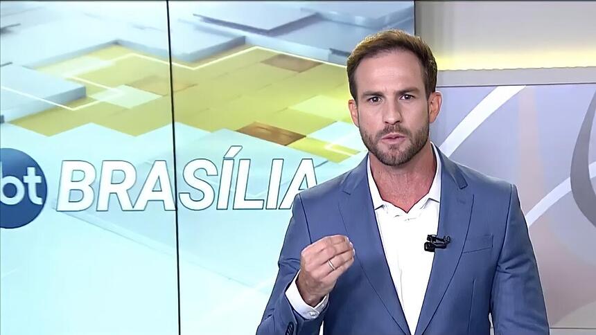 Daniel Adjuto levanta a mão com semblante sério no SBT Brasília