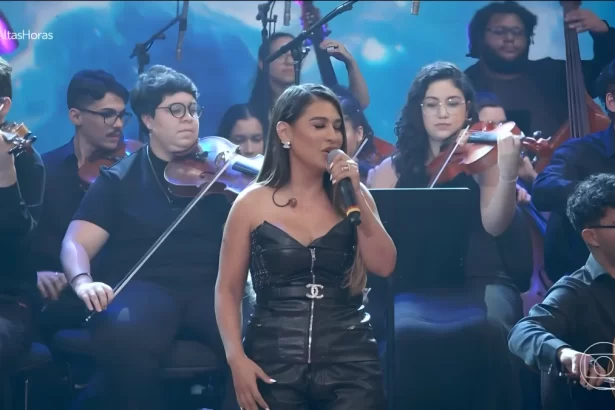 Simone Mendes canta com orquestra no palco do Altas Horas