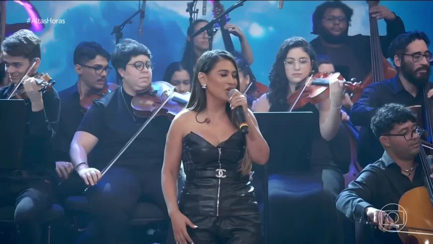 Simone Mendes canta com orquestra no palco do Altas Horas