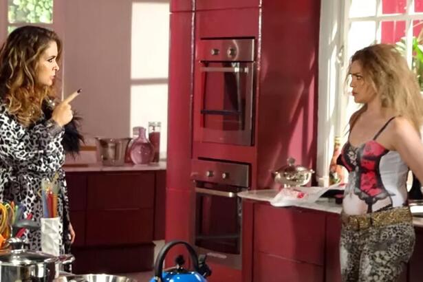 Chayene (Claudia Abreu) apronta o dedo para Socorro na cozinha de Cheias de Charme