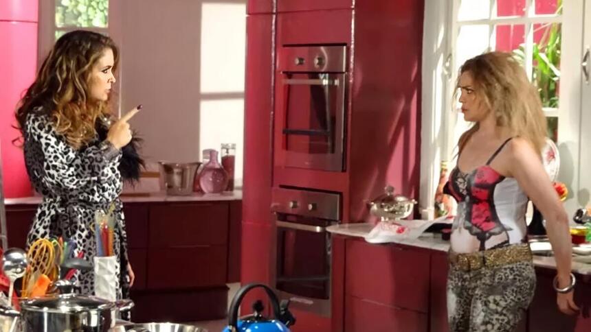 Chayene (Claudia Abreu) apronta o dedo para Socorro na cozinha de Cheias de Charme