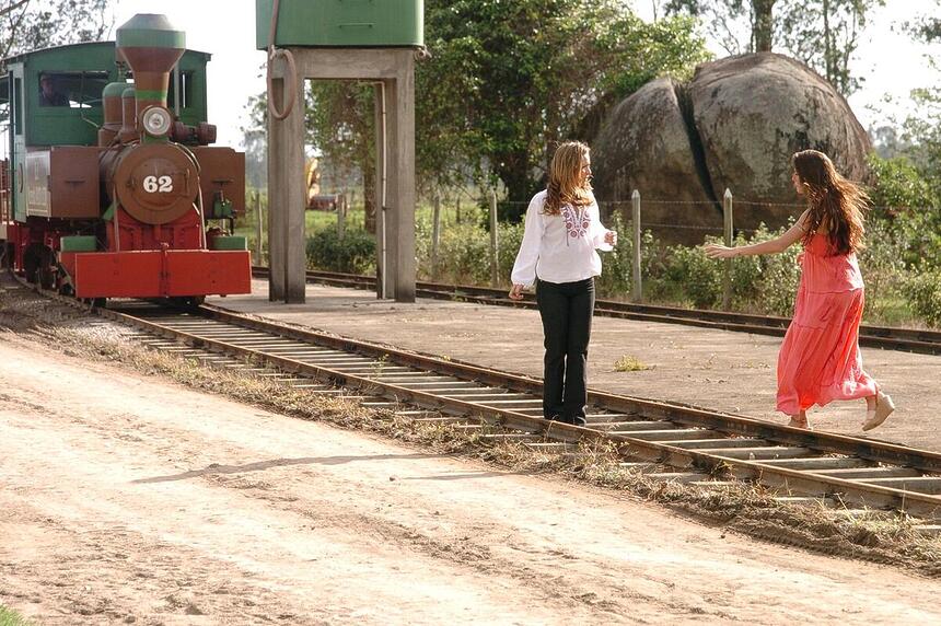 Sol salvar Simone que estava andando na frente de um trem em cena de América no VIVA