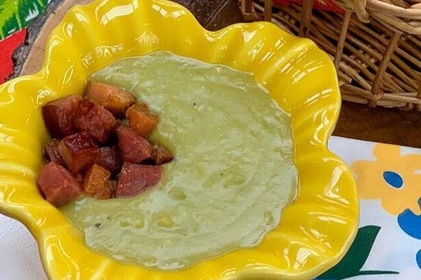 Sopa de ervilha com bacon e calabresa na mesa do É de Casa