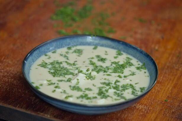 Sopa thai de peixe com leite de coco no prato do É de Casa