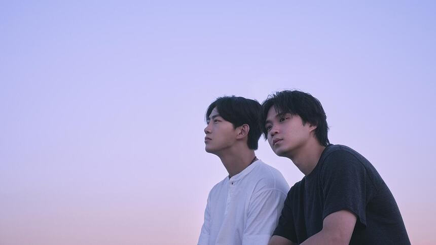 Hayato Isomura e Ok Taecyeon lado a lado em divulgação da nova série da Netflix