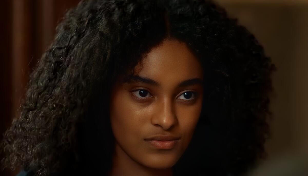 Teca (Livia Silva) olha com semblante raivoso em cena de Renascer