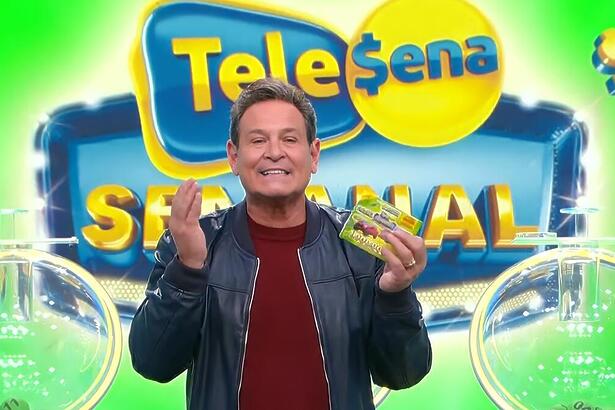 Luiz Ricardo apresentando a Tele Sena Semanal 3ª edição no cenário verde