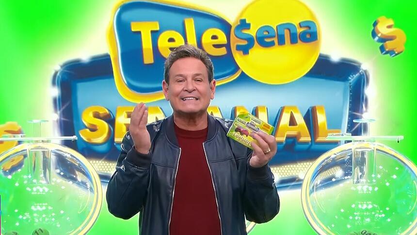 Luiz Ricardo apresentando a Tele Sena Semanal 3ª edição no cenário verde