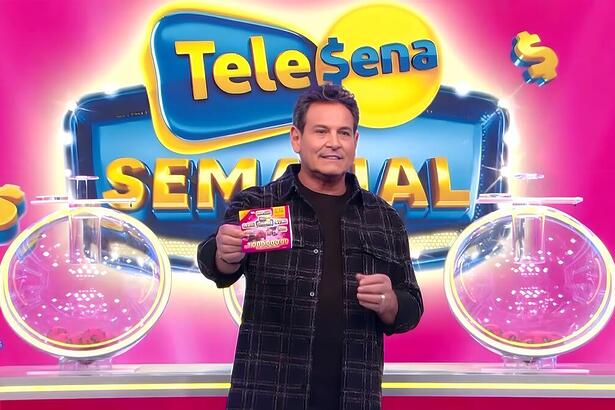 Luiz Ricardo apresentando a Tele Sena Semanal no novo cenário do SBT que está rosa representando a edição 02