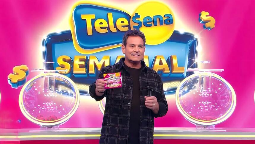 Luiz Ricardo apresentando a Tele Sena Semanal no novo cenário do SBT que está rosa representando a edição 02