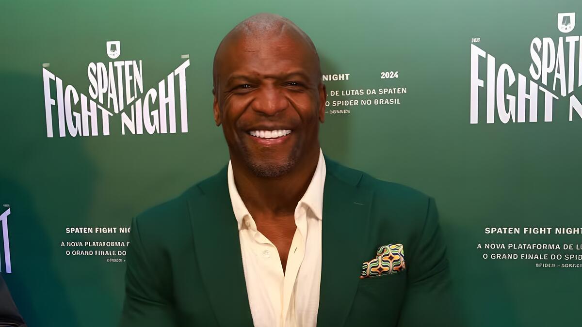 Terry Crews sorrindo no tapete vermelho da luta