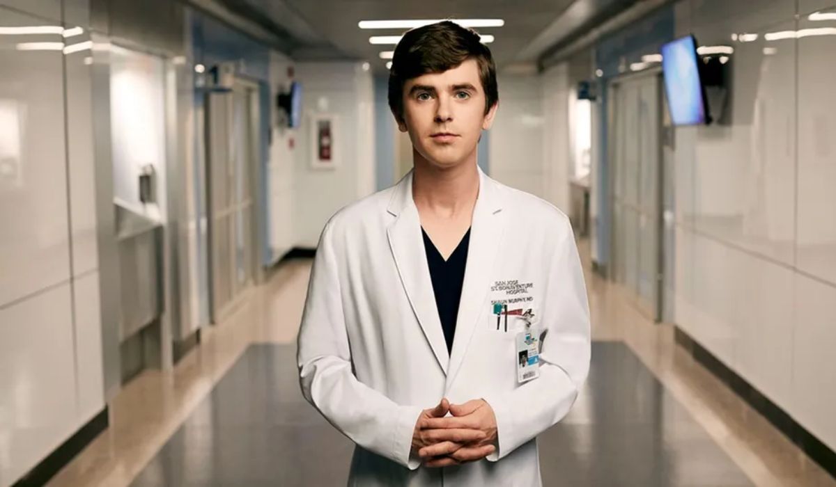 A imagem mostra o Dr. Shaun Murphy usando um jaleco branco em corredor de hospital.