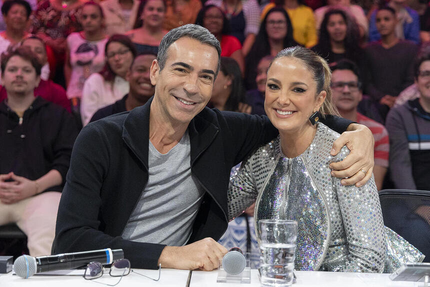 Ticiane Pinheiro e Cesar Tralli na bancada do Domingão
