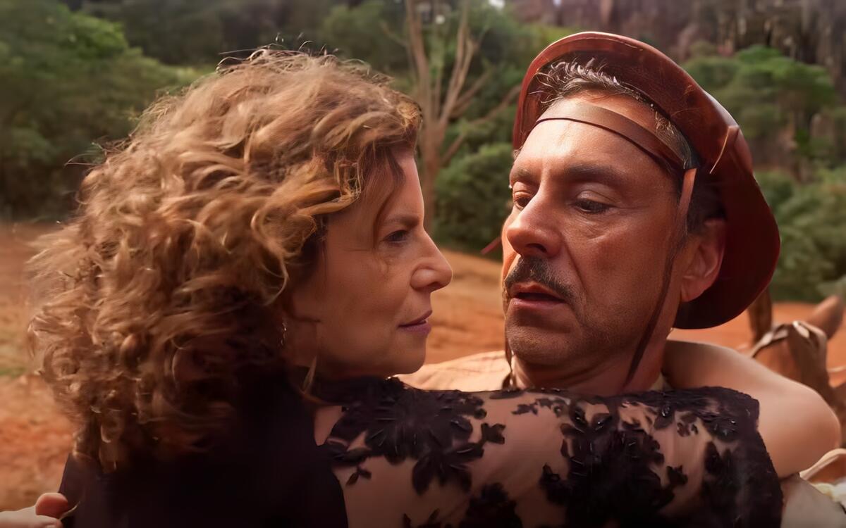 Tico (Alexandre Nero) e Deodora (Debora Bloch) se olham em cena de no rancho Fundo