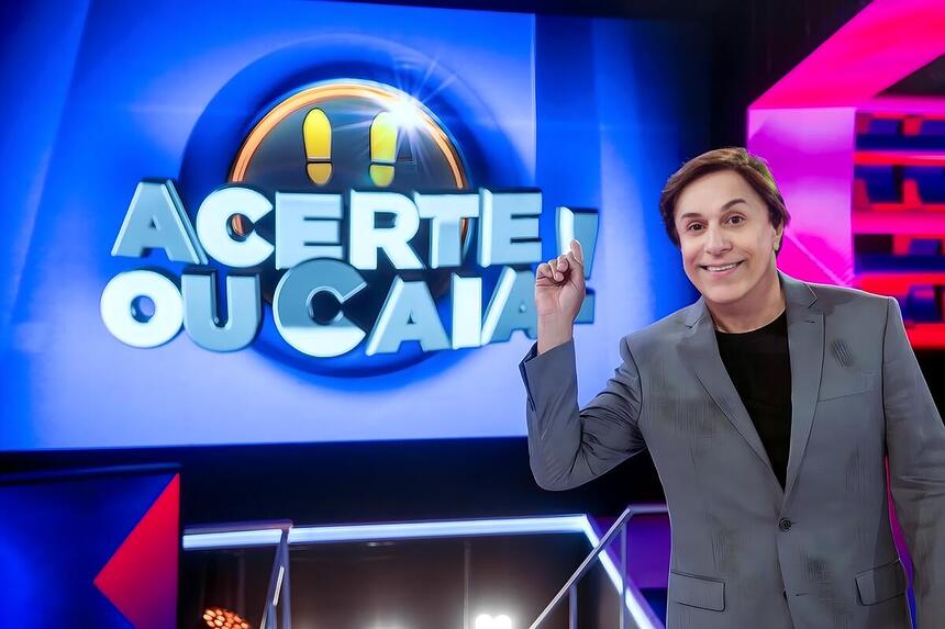 Tom Cavalcante aponta para o logo do Acerte ou Caia, novo programa da RECORD