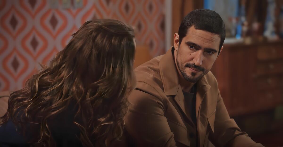 Tom (Renato Góes) conta situação para Vênus (Nathalia Dill) em cena triste de Família é Tudo
