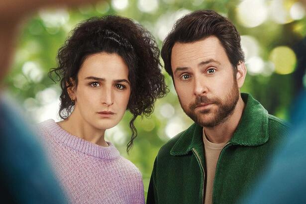 Charlie Day e Jenny Slate em cena do filme Volta Pra Mim