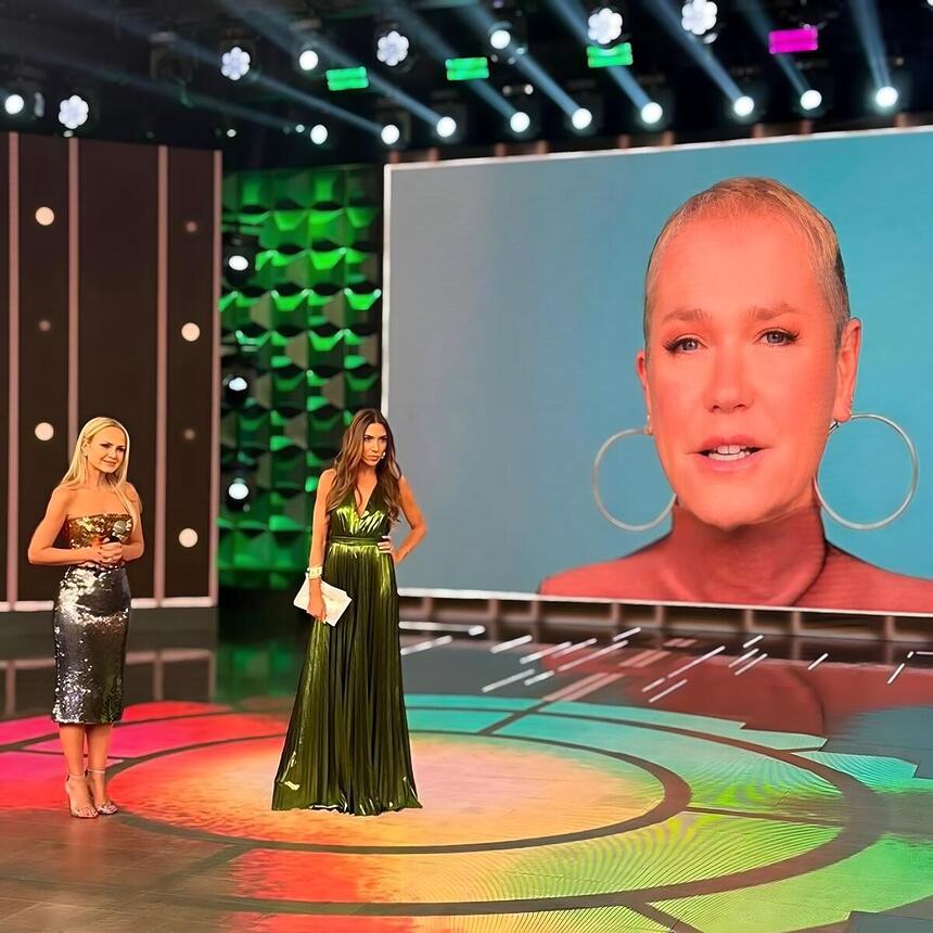 Xuxa no telão do Programa Silvio Santos enquanto Eliana e Patrícia Abravanel assistem ao vídeo