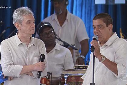 Serginho Groisman olha para Zeca Pagodinho no palco do Altas Horas