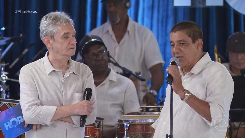 Serginho Groisman olha para Zeca Pagodinho no palco do Altas Horas