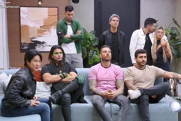 Elenco do Top 8 de A Grande Conquista reunidos na sala