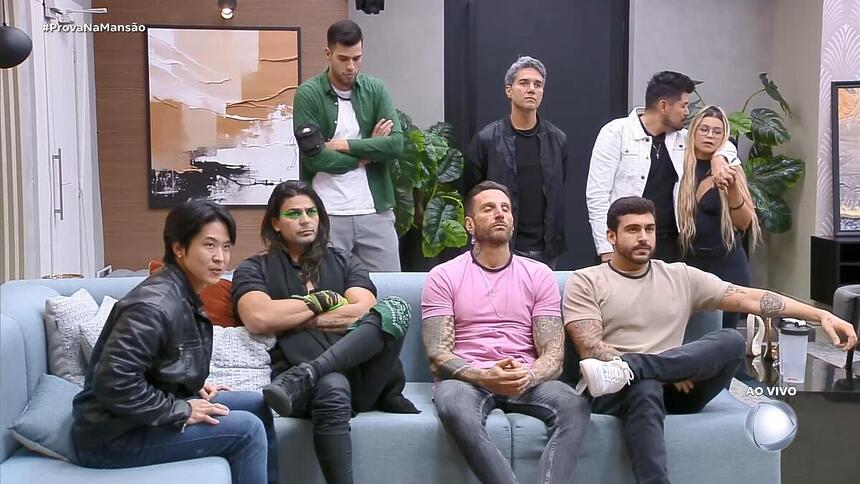 Elenco do Top 8 de A Grande Conquista reunidos na sala