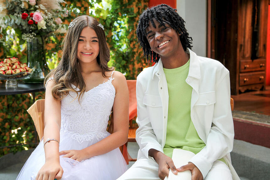 Julieta e Romeu sorrindo em cena de casamento em A Infância de Romeu e Julieta