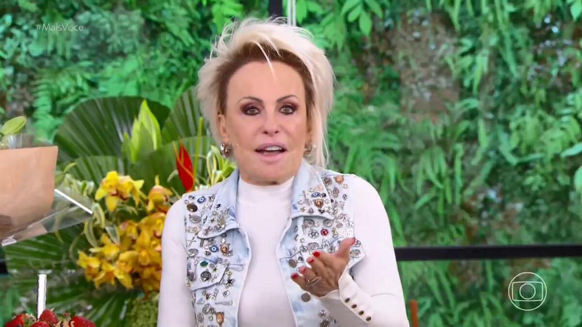 Ana Maria Braga anunciando férias no estúdio do Mais Você