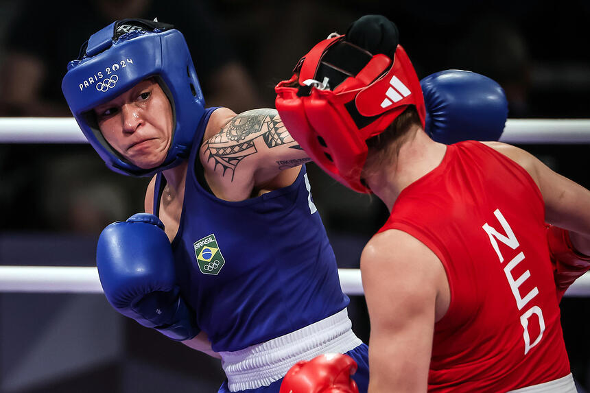 Boxe feminino - Beatriz (Bia) Ferreira (de azul) em ação contra a holandesa Chelsey Heijnen nas quartas de final da categoria até 60kg feminina