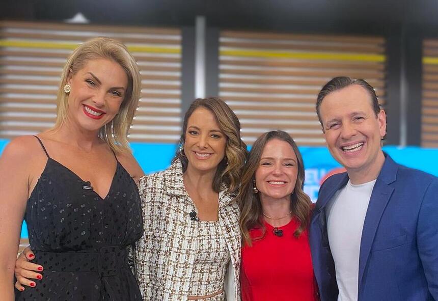 Ana Hickmann, Ticiane Pinheiro, Bianca Naves e Celso Zucatelli sorridentes no cenário do Hoje em Dia