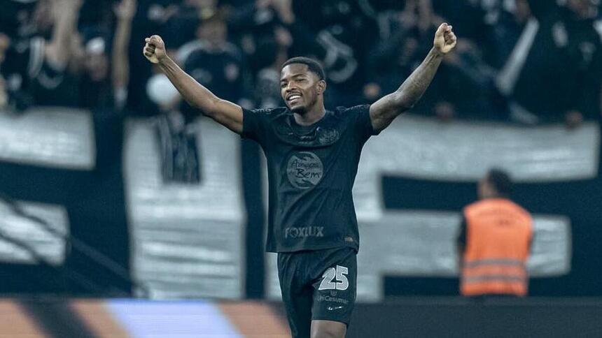 Cacá, zagueiro do Corinthians, com os baços abertos em jogo na Neo Química Arena