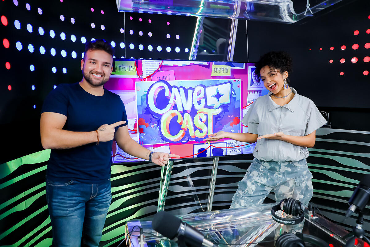 Nicholas Torres e Laura Castro sorrindo no estúdio do CaveCast no dia 30 de julho