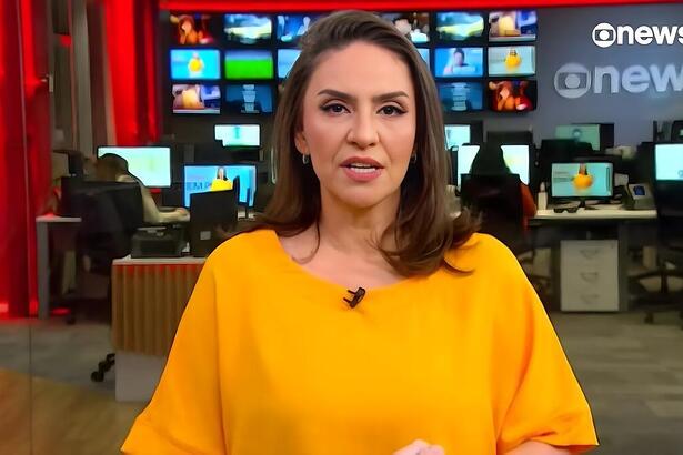 Cecília Flesch de blusa amarela na redação da GloboNews