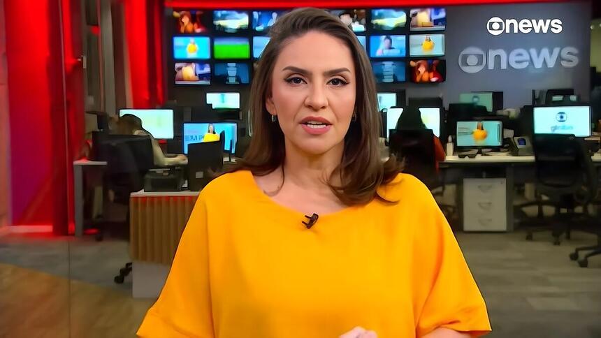 Cecília Flesch de blusa amarela na redação da GloboNews