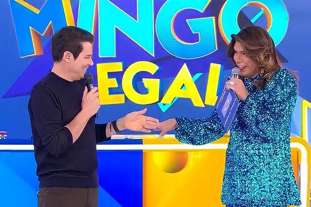 Celso Portiolli sorrindo ao lado de Tiago Barnabé vestido como Narcisa no Domingo Legal