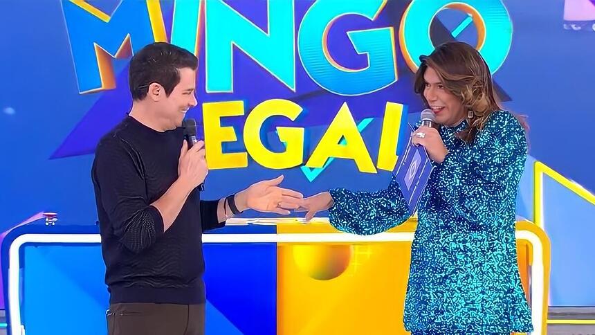 Celso Portiolli sorrindo ao lado de Tiago Barnabé vestido como Narcisa no Domingo Legal