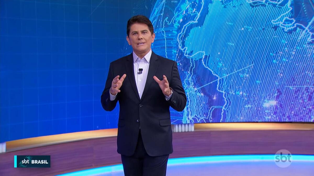 Cesar Filho em frente ao telão com a arte do SBT Brasil