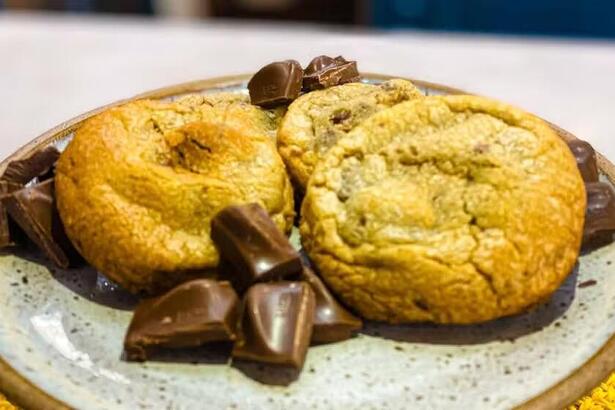 Cookies de chocolate com açúcar mascavo no prato do É de Casa